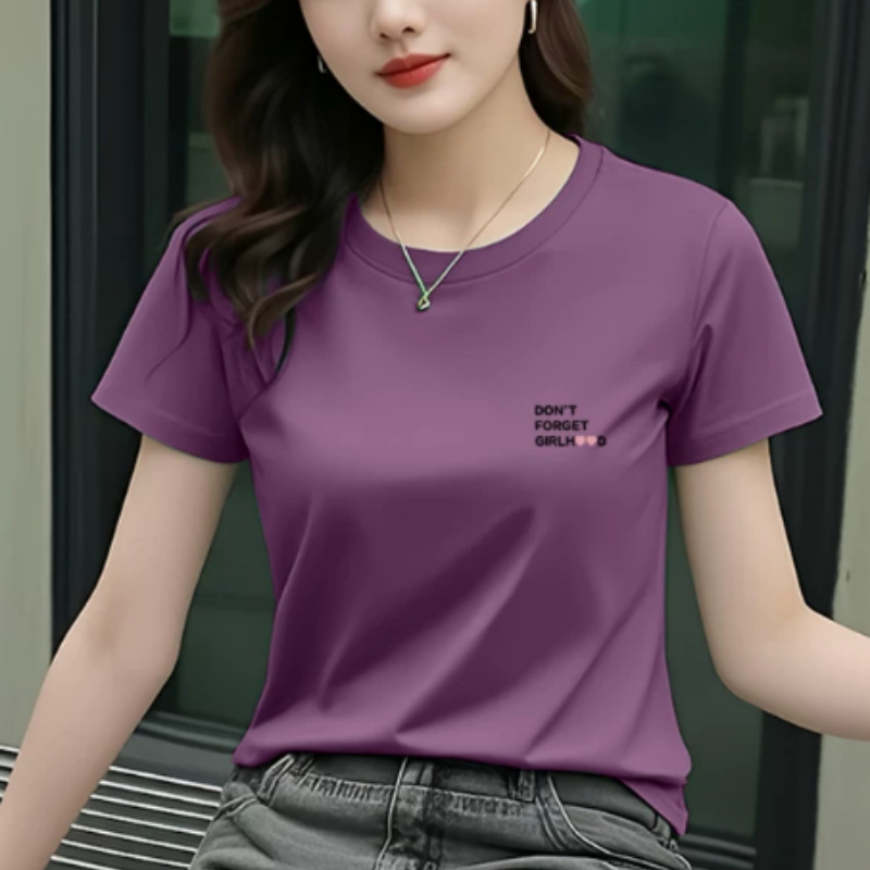 เสื้อยืดแขนสั้นสีพื้นสำหรับผู้หญิงสไตล์เกาหลีสุดชิคที่ให้สัมผัสพรีเมียม มาพร้อมดีไซน์ลายตัวอักษรที่ดูสดใสทันสมัย ​​เหมาะ