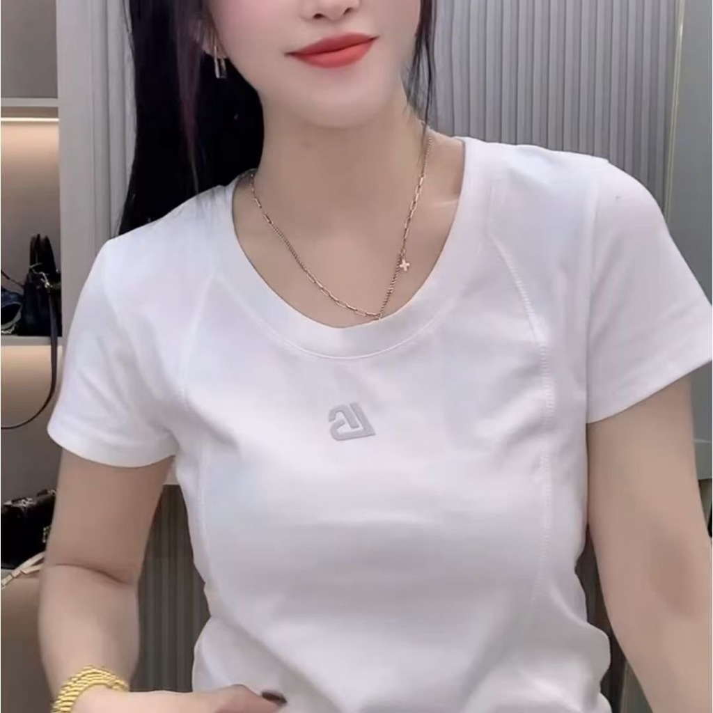 เสื้อยืดแขนสั้นดีไซน์ไม่ซ้ำใคร พิมพ์ลายตัวอักษรด้านหลัง สไตล์ใหม่สำหรับฤดูร้อน เสื้อคอกลมทรงทันสมัย ​​เหมาะสำหรับใส่ทำงา