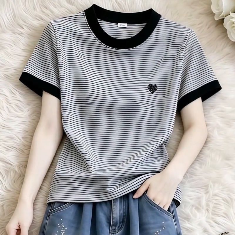 เสื้อยืดแขนสั้นลายทางสีสันสดใสดีไซน์เก๋ไม่ซ้ำใครสำหรับผู้หญิงตัวนี้ เป็นสไตล์ใหม่สำหรับฤดูร้อน โดดเด่นด้วยลายหัวใจและคอท