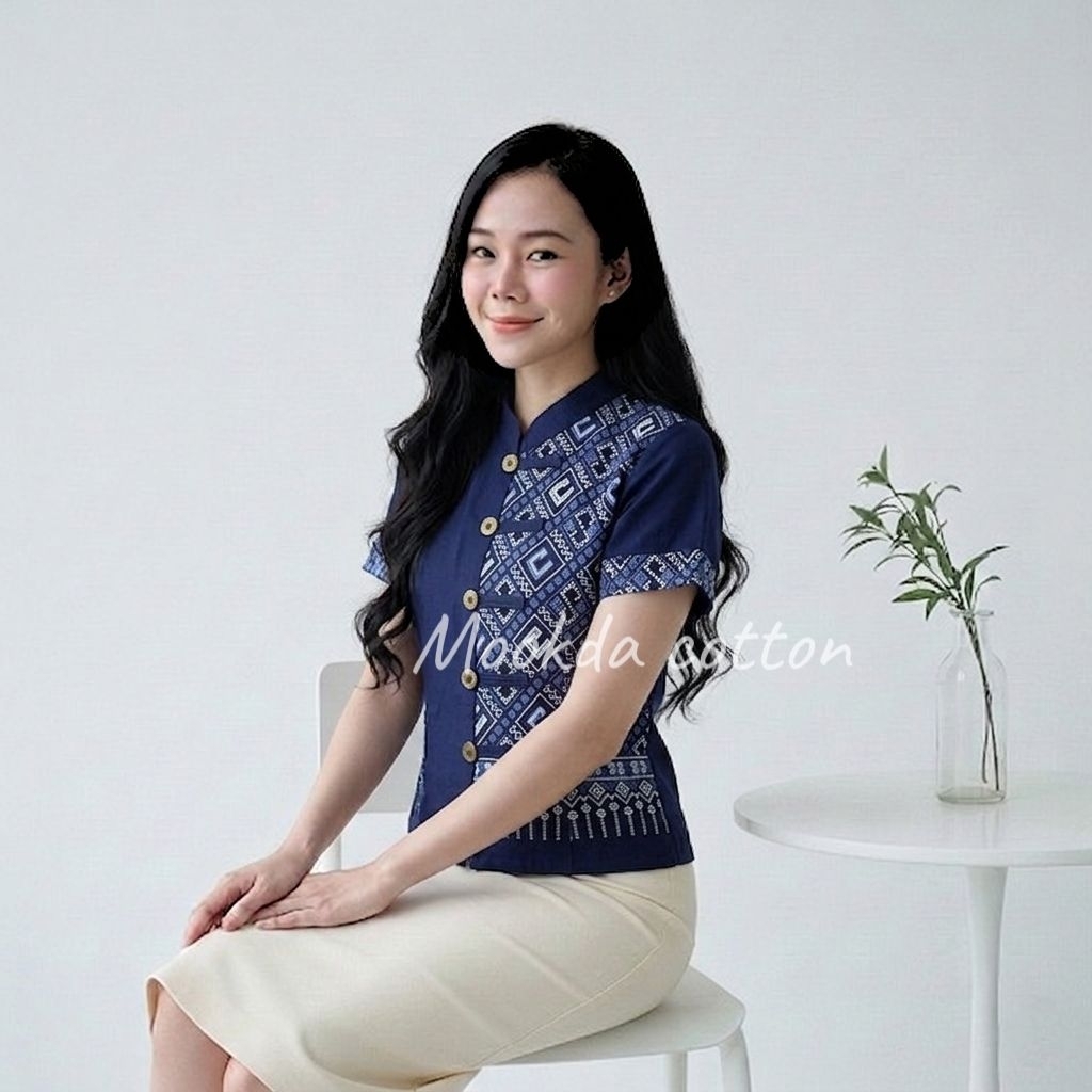 เสื้อผ้าฝ้ายคอจีนทูโทนลายขอ และลายวชิรภักดิ์ กระดุมเหรียญ หญิง
