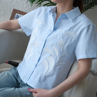 Lawyer Store| [927976] เสื้อคอปก แขนสั้น ปักลายดอกไม้ ด้านหลังปัก SLW แขนสั้น เนื้อผ้าออฟฟอร์ดไม่ยืด เสื้อแขนสั้น