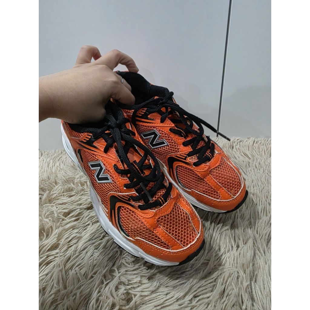 New Balance 530 สีส้มดำ Size 38/23.5cm สภาพกริ๊บ ใส่นุ่มเบาสบาย แมตช์ง่าย
