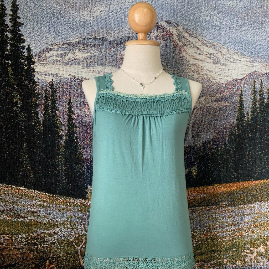 [มือสอง รายละเอียดด้านล่าง] เสื้อกล้าม สีเขียว แต่งลูกไม้ axes femme (JJNHY-01-10)