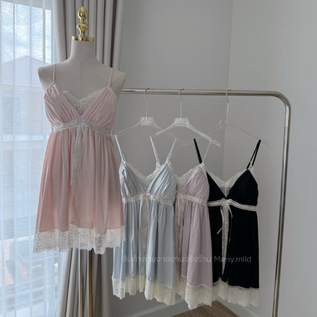 Valora ชุดนอนเดรสผ้า Silk Satin แต่งลูกไม้ มีฟองน้ำเสริม ผ่าหน้า ชุดนอนเซ็กซี่ หรูหรา Many.mild M45