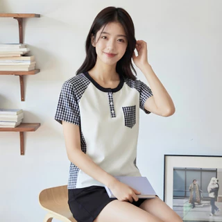 Glucoat | [A900] เสื้อยืดแขนสั้นสีขาว ลายสก็อตแต่งกระเป๋า กระดุมหน้าใช้งานได้จริง