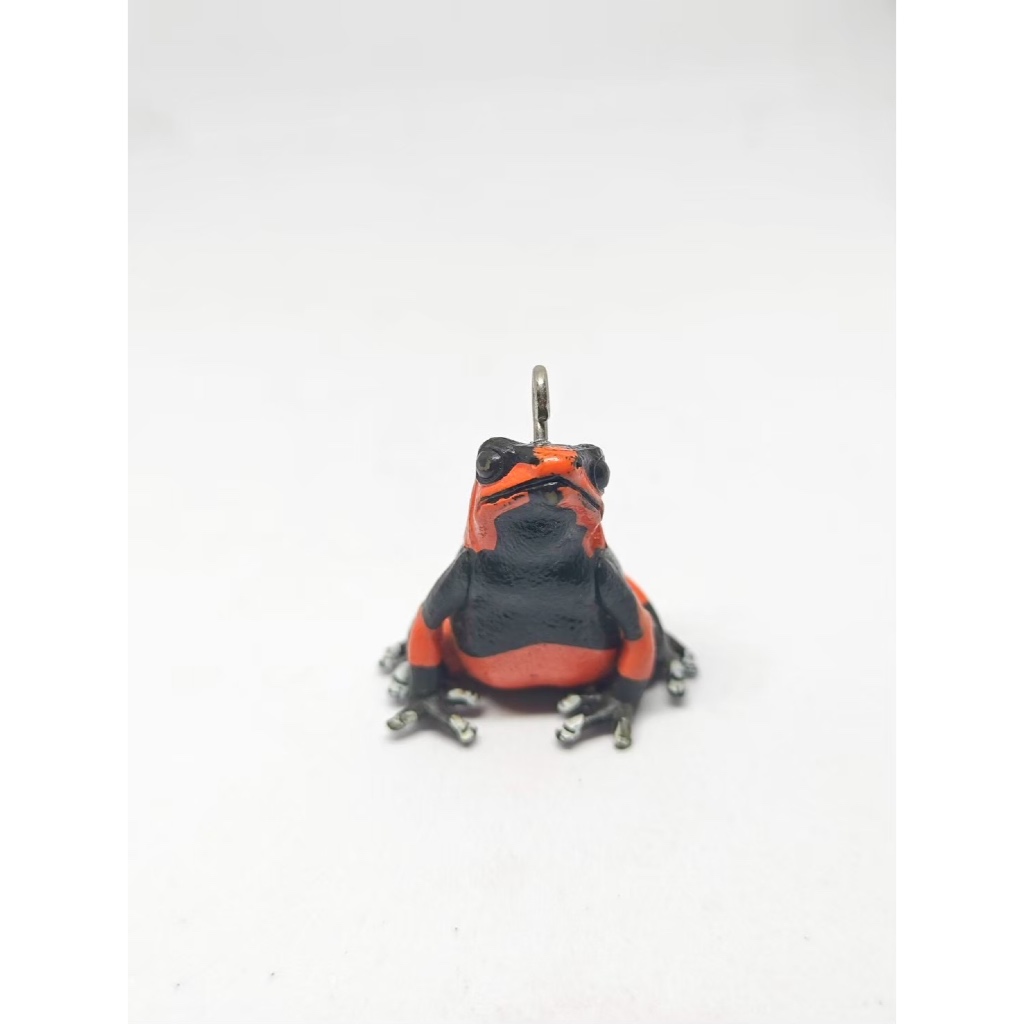 กบลูกศรพิษเลห์มันน์ (Lehmann's Poison Dart Frog) ซึ่งเป็นของเล่นประเภทกาชาปอง (Gashapon)