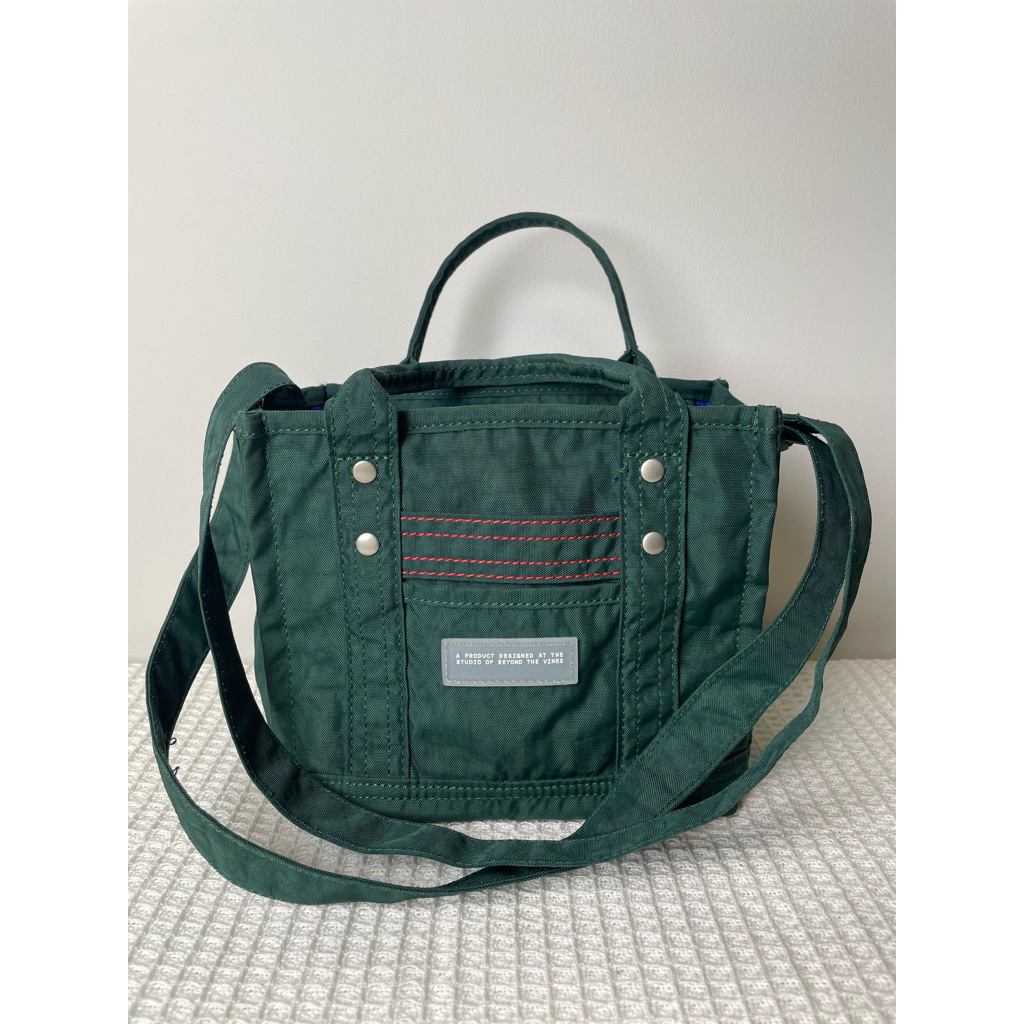 กระเป๋า Beyond the vines รุ่น crunch carryall 0.5 มือสองเหมือนใหม่