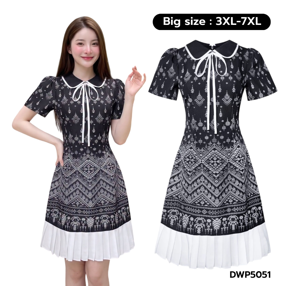 Big size : 3XL-7XL | เดรสสั้นคอบัวแต่งเชือกผูกโบว์สีขาว ผ้าพิมพ์ลวดลายกราฟิก ชายกระโปรงระบายพลีท สีดำ P5051