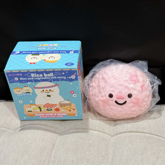 (ของแท้/มือ1) Lisa Rice Ball Squishy สกุชชี่ลิซ่า ข้าวปั้นซูชิสีชมพู น่ารัก นุ่ม สโลว์