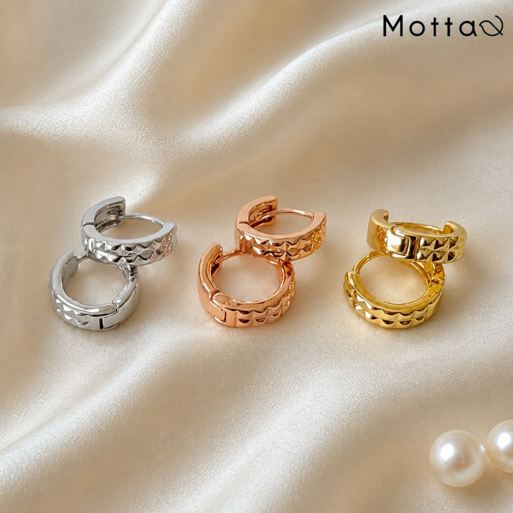 Motta Earring ต่างหูห่วงชุบทองคำขาว ห่วงตัดลายเหลี่ยมสไตล์โมเดิร์น