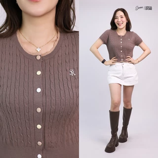 Serene's Choice เสื้อไหมพรมถักเปีย แขนสั้น แต่งขอบหยัก กระดุมหน้า 7 เม็ด