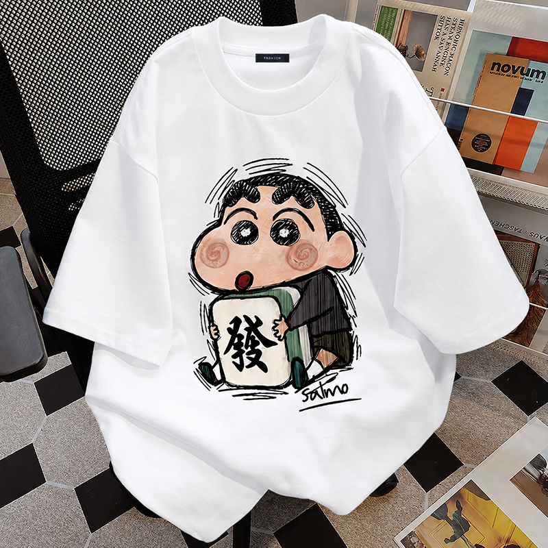 เสื้อยืดสไตล์ขี้เกียจลายชินจังถือหมากฮอส ผ้าฝ้าย100% ทรงหลวมสบาย ใส่อยู่บ้านและออกไปได้ ไซส์ M‑3XL