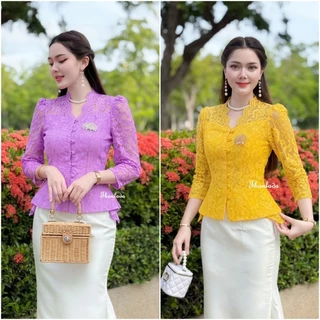 เสื้อลูกไม้รุ่น-มรกต แขนยาว 5ส่วน คอวี ตกแต่งกระดุมแกะได้ ใส่เข้ารูปทรงสวย