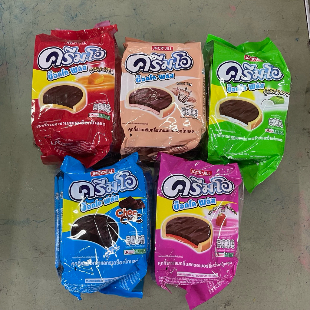 Cream-O Choco Plus ครีมโอช็อกโกพลัส คุกกี้ราดครีมช็อกโกแลตหลากรส ขนาด 13 กรัม บรรจุ 24 ซอง