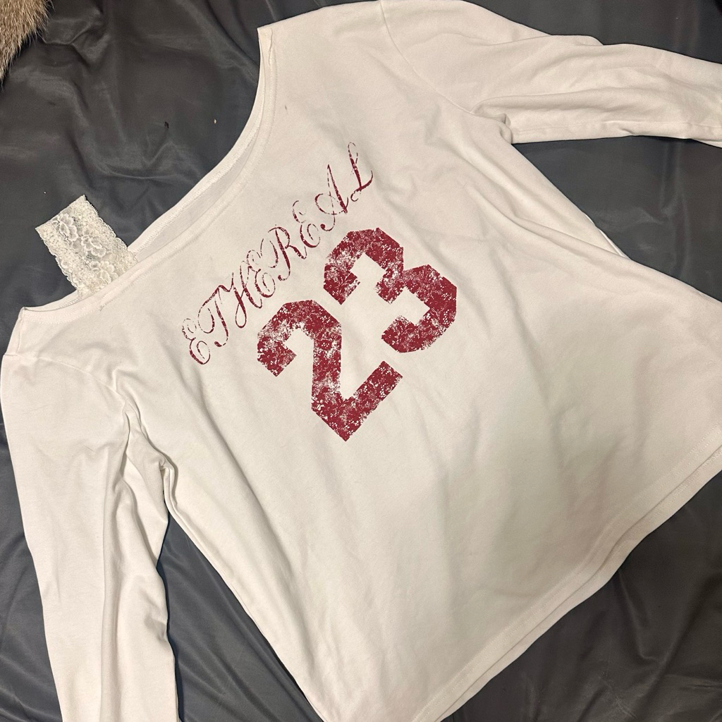 23Begins 🎀 size m มือสอง เสื้อปาดไหล่ แต่งสายกล้ามลูกไม้ ผ้านู่มม