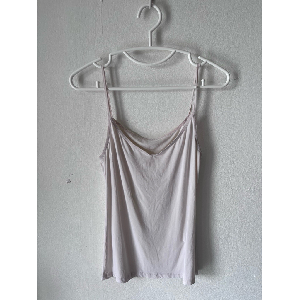เสื้อสายเดี่ยว คอวี สีขาว Uniqlo Airism L อกหน้าผ้า30-36+ ยาว25 มือสองสภาพดี ผ้านุ่ม