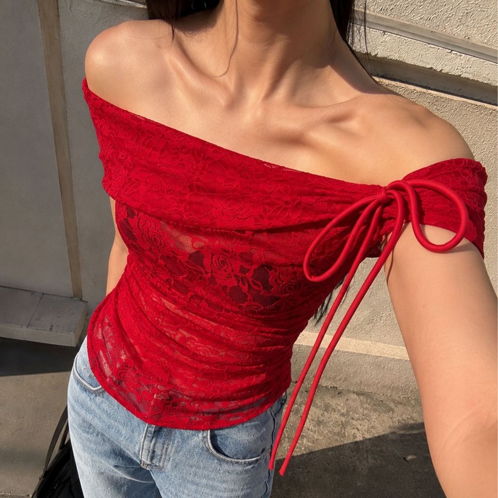 LUCA STUDIO_Min top - เสื้อเปิดไหล่ผ้าลูกไม้ รูดเอวด้านข้างเนื้อผ้าโปร่งบางไม่มีซับใน