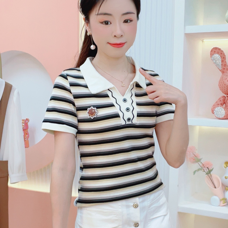 เสื้อโปโลแขนสั้นสไตล์อเมริกันระดับพรีเมียมสำหรับผู้หญิง – โดดเด่นด้วยดีไซน์ลายทางแบบ Color-block; เสื้อรับซัมเมอร์ที่มีเ