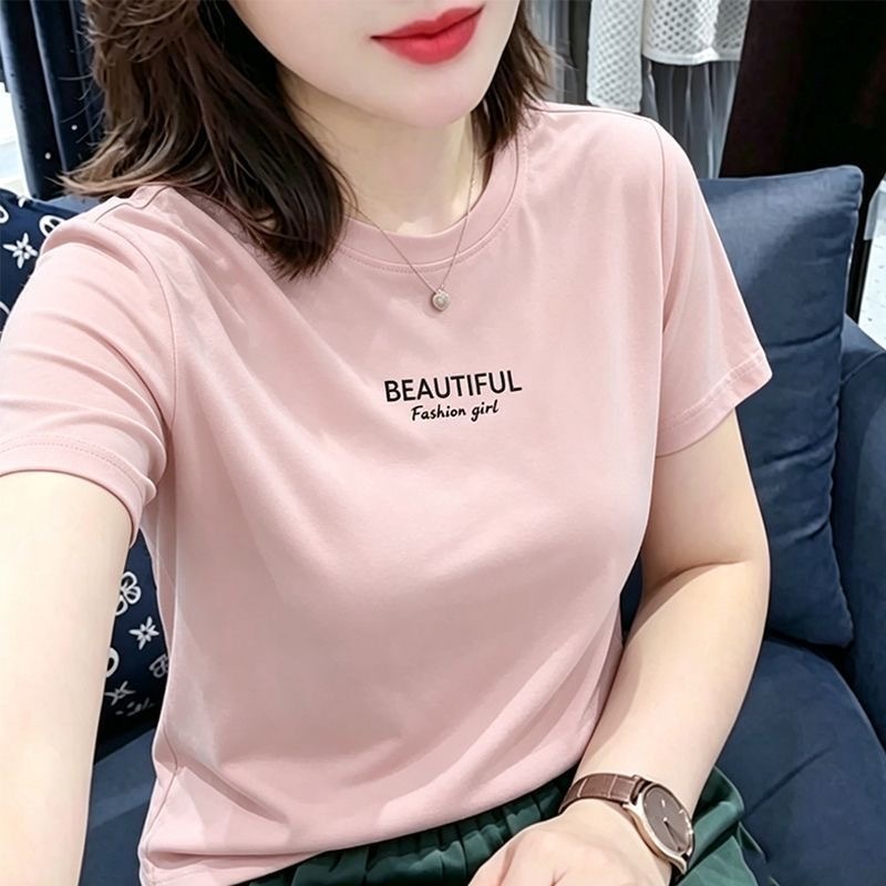 เสื้อยืดแขนสั้นสำหรับผู้หญิง: เสื้อที่ดูเก๋และแมตช์ง่าย โดดเด่นด้วยสีพื้นและลายกราฟิกตัวอักษรสุดชิค เป็นดีไซน์ที่ดูสดใหม