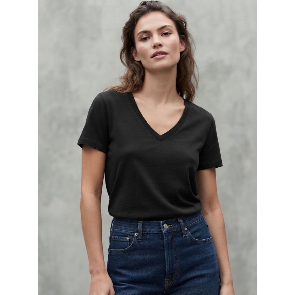เสื้อยืดคอวี สีดำ Gap