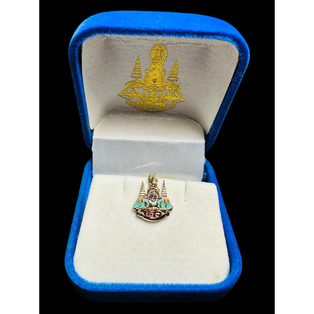เข็มกลัดติดเน็คไทด์ลงยา พระราชพิธีกาญจนาภิเษก (Golden Jubilee) ครองสิริราชสมบัติครบ 50 ปี เข็มกลัดใน