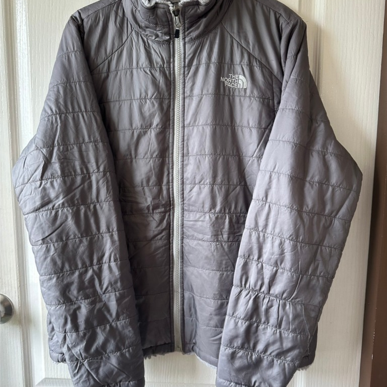 เสื้อกันหนาว the north face แท้!! มือสอง Light down ใส่ 2 ด้าน อก 44 ยาว 26 มีตำหนิ 2 จุดตามรูป