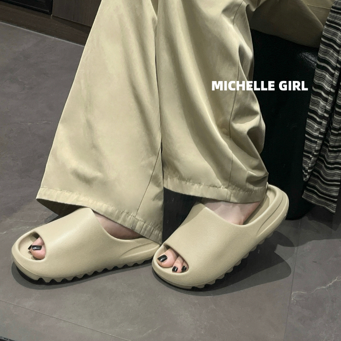 SOLEROOM รองเท้าแตะ Yeezy Slide Unisex style สวมใส่ภายนอก รองเท้าสตรีมมิ่ง ขนาด;36-45