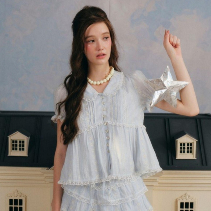 La Mignonne (XS-3XL) Petit Jardin Blouse เสื้อใส่เที่ยว เสื้อแต่งระบายโทนสีฟ้า มีความน่ารักนุ่มฟูผสมความ