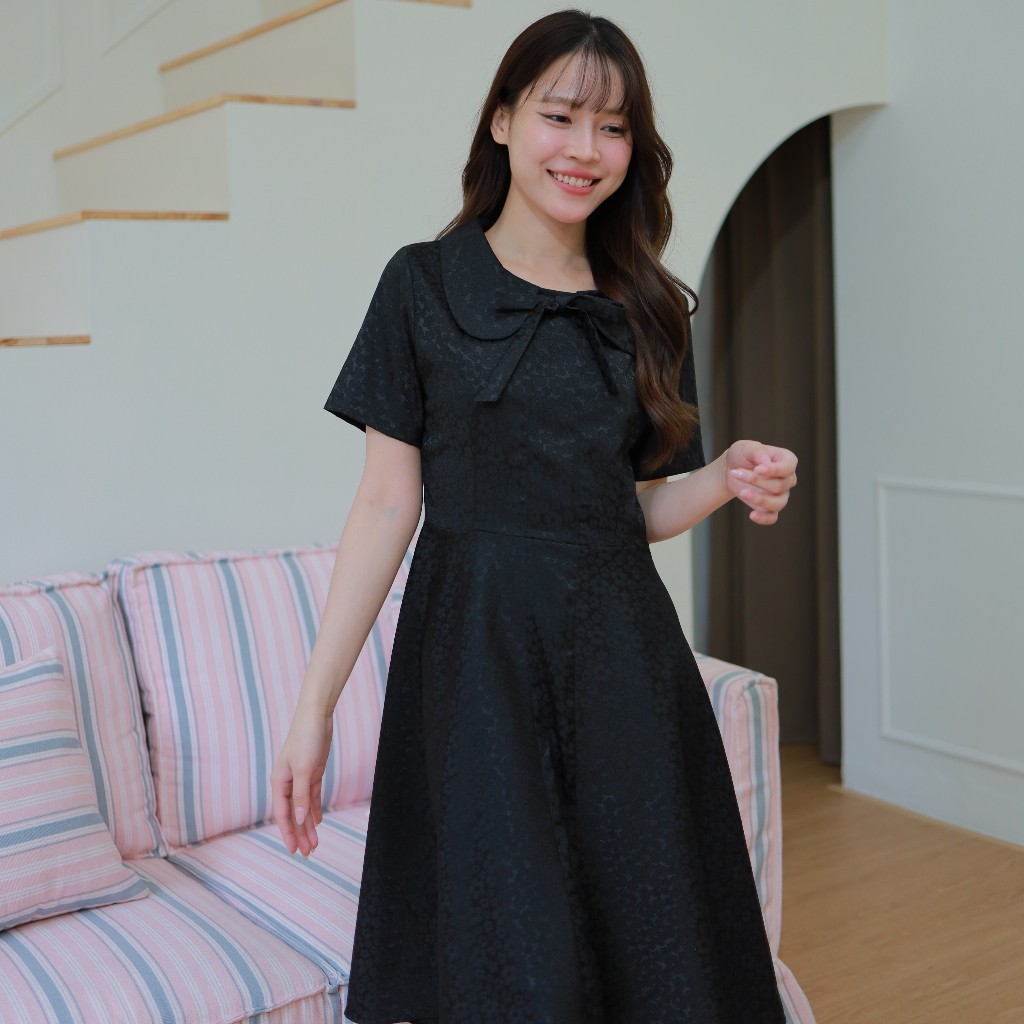 Lilly dress เดรส คอบัว ผูกโบว์ ผ้ามีลายดอกไม้ในตัว
