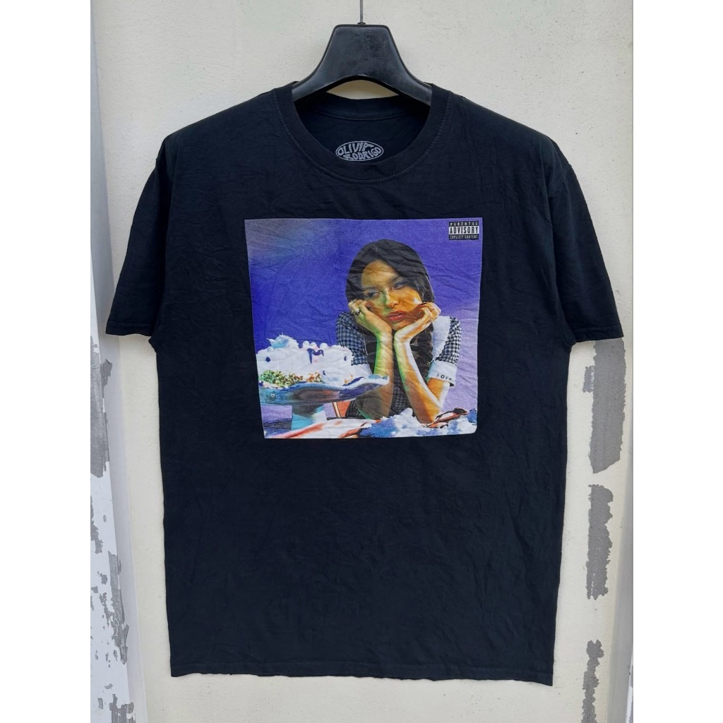 Olivia Rodrigo เสื้อยืดนักร้อง (สภาพดี)