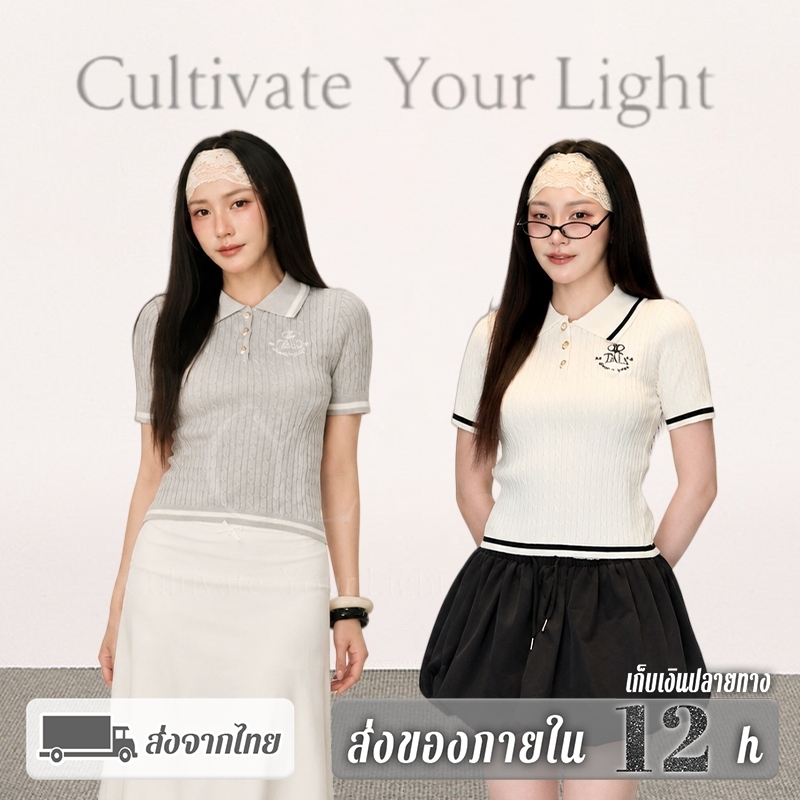 CYL-ส่งจากไทย- เสื้อท็อปแขนสั้นคอโปโลผ้าถักลายเกลียว ปักลายตรงหน้าอก ทรงเอวสั้นเข้ารูป สไตล์มหาวิทยา