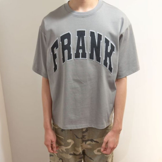 FRANK. Curve Frank Tee (เสื้อยืด)