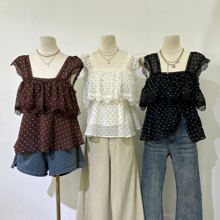 M2344 เสื้อคอเหลี่ยมลายจุด (Polka Dot) ดีเทลแต่งระบายชั้นเย็บขอบลูกไม้สุดน่ารัก ทรงคอเหลี่ยมช่วยพรางหุ่นให้ดูเพรียว