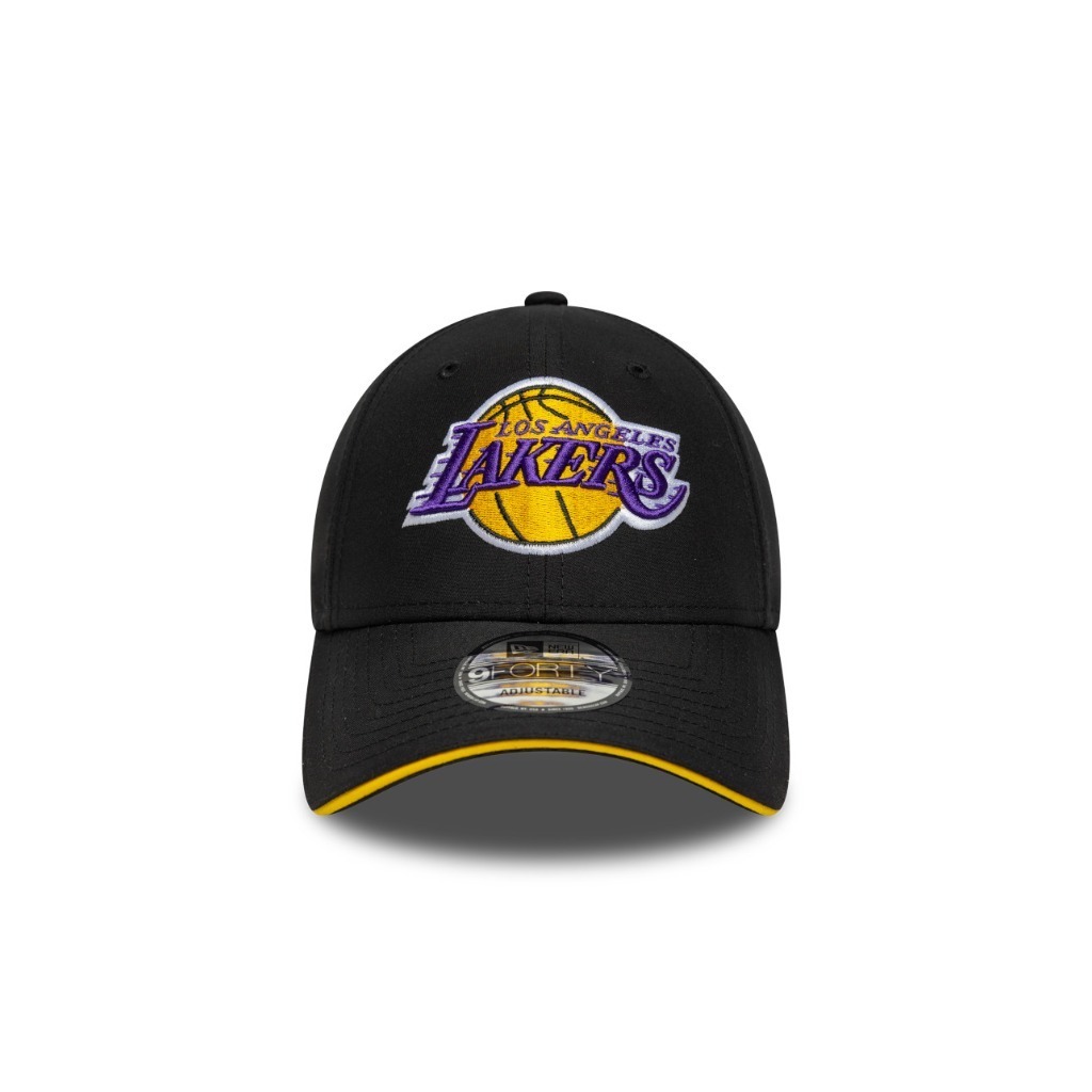 New Era قبعة 9Forty ‏Los Angeles Lakers مايكروفايبر خفيفة جداً — أسود — صورة 2