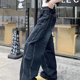 ยีนส์เอวสูงขากว้าง Unisex ตัดเฉียงโค้ง 3D ละลายสะโพก ลายล้างโบราณสไตล์เรโทร การตัดแบบเซมิทาร์ Scimitar ส่งด่วนในไทย