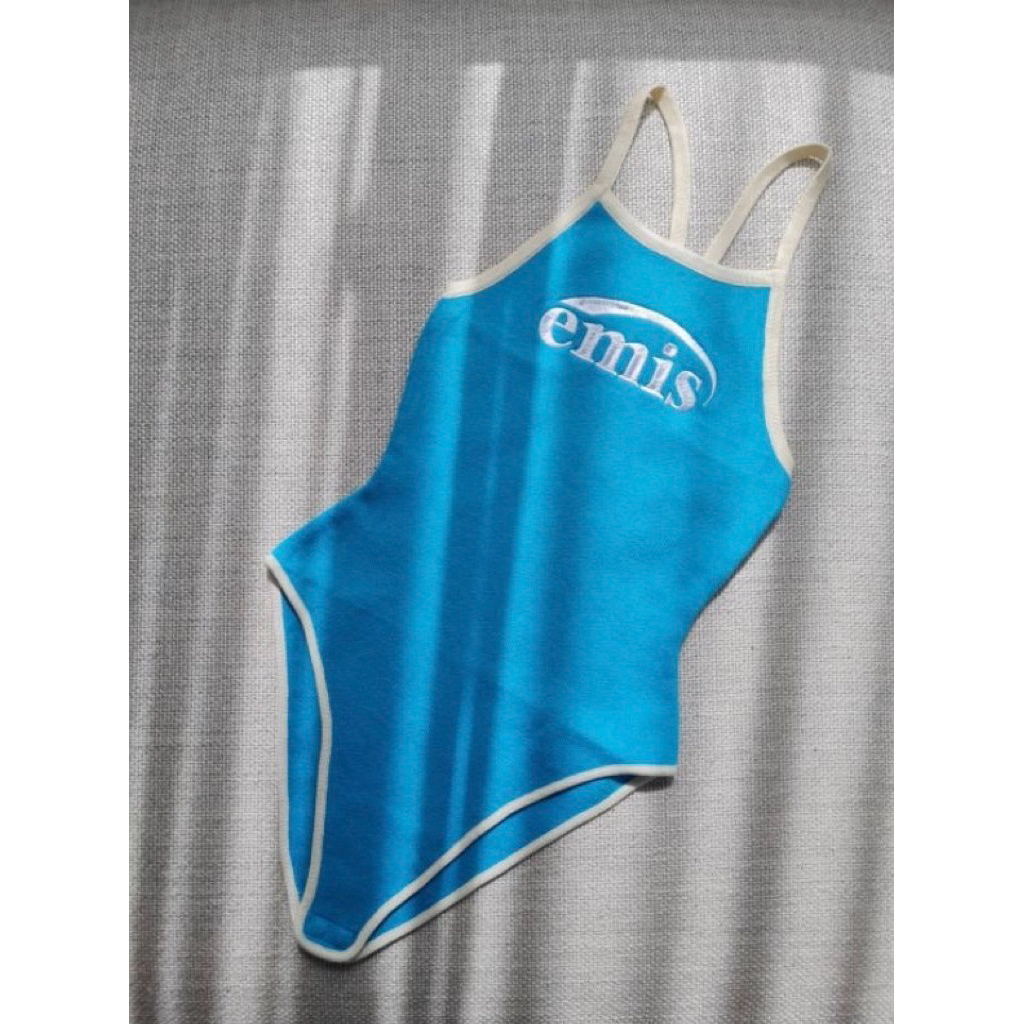 Emis บอดี้สูท ชุดว่ายน้ำสายไขว้ด้านหลัง ผ้าไหมพรม ทอเเน่น