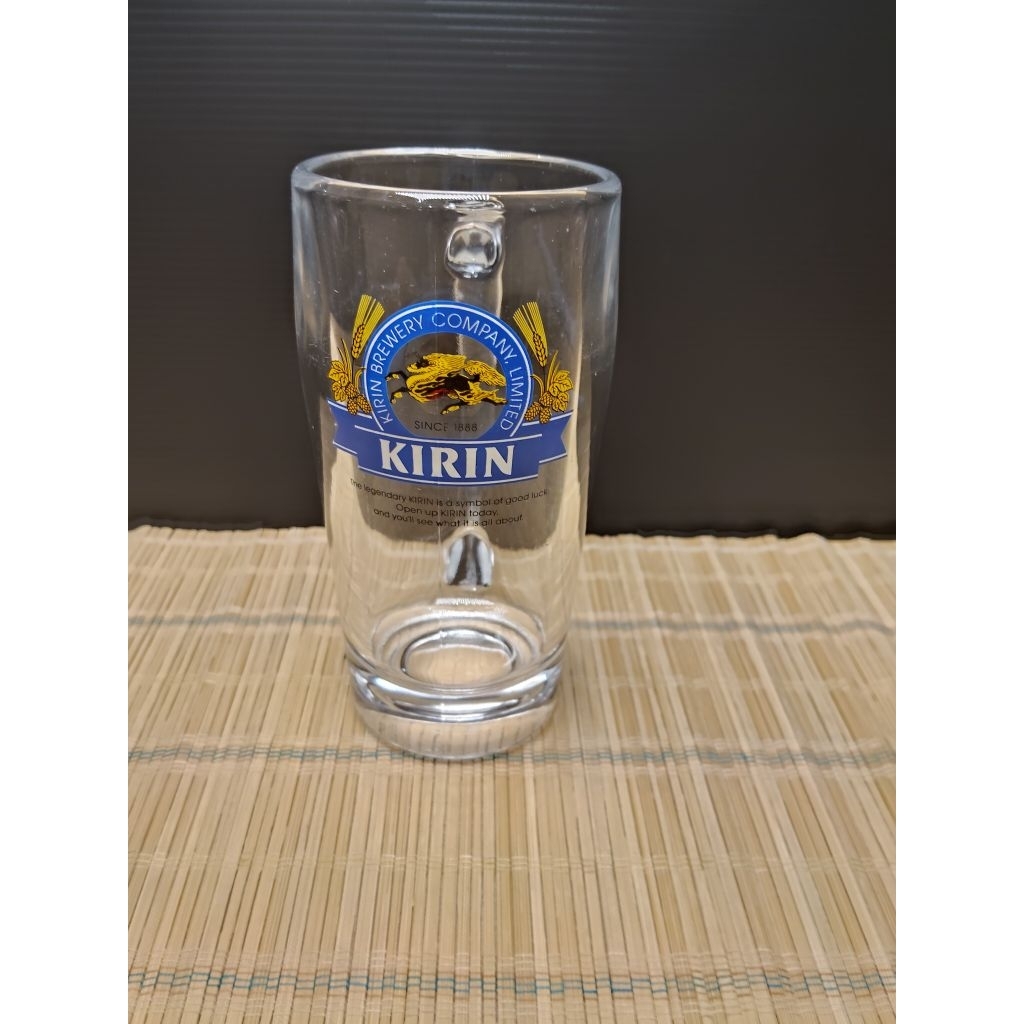 แก้วเบียร์ของแบรนด์ Kirin ซึ่งเป็นเบียร์สัญชาติญี่ปุ่น ขนาด 15*7 cm