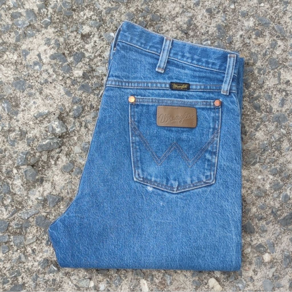 W11/33 กางเกงยีนส์มือสอง Wrangler รุ่น 13MWZ เอววัดจริง 33.5" ยาวทั้งตัว 42" ปลายขา 8" ผลิต Mexico เ