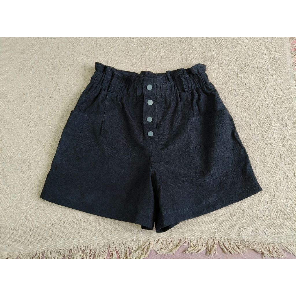 แบรนด์ CACHE CACHE กางเกงขาสั้นผ้าคอตตอนสีดำเอวสม็อคเย็บจีบ สภาพใหม่เนื้อผ้าดีมีซับใน รอบเอว 26 ถึง 