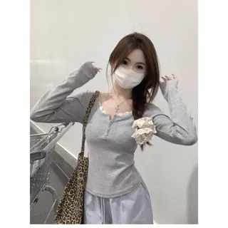 Hotgirl พร้อมส่ง เสื้อยืดแขนยาวผู้หญิง เสื้อยืดเข้ารูป การออกแบบผ้าลูกไม้ปะติด งานปักตัวอักษร สไตล์เกาหลีแบบอ่อนโยน