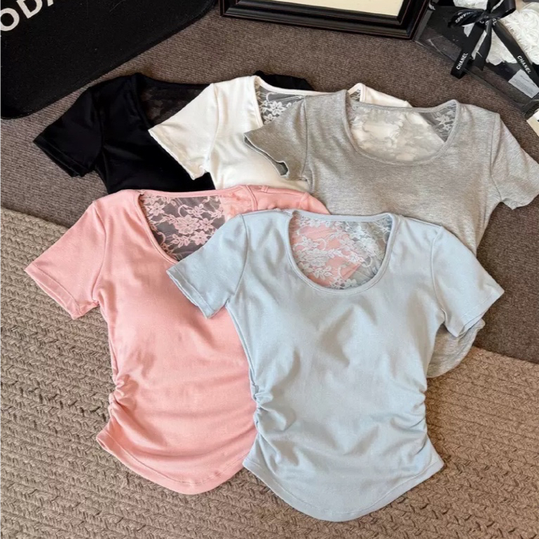 เสื้อยืดคอกลมแต่งลูกไม้ด้านหลัง มีฟองน้ำในตัว จีบช่วงเอวใส่แล้วเข้ารูปมีทรง 5121#