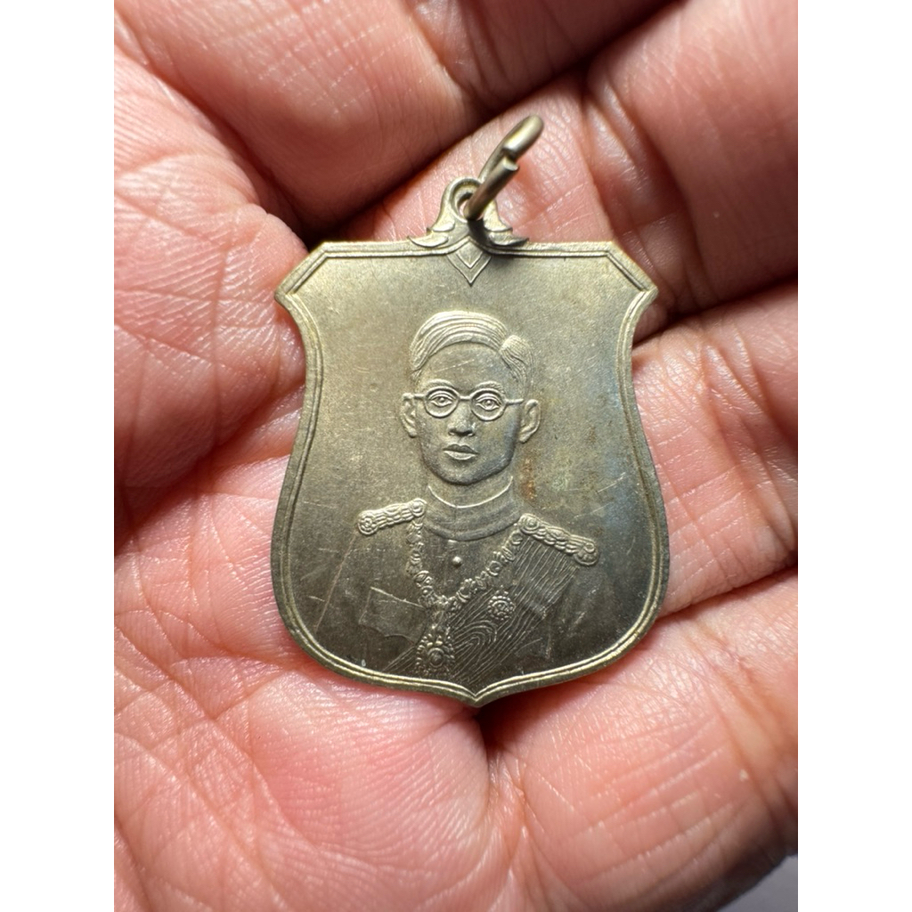 เหรียญครู ที่ระลึก บรมราชาภิเษก รัชกาลที่ 9  สวย น่าเก็บสะสมบูชามาก