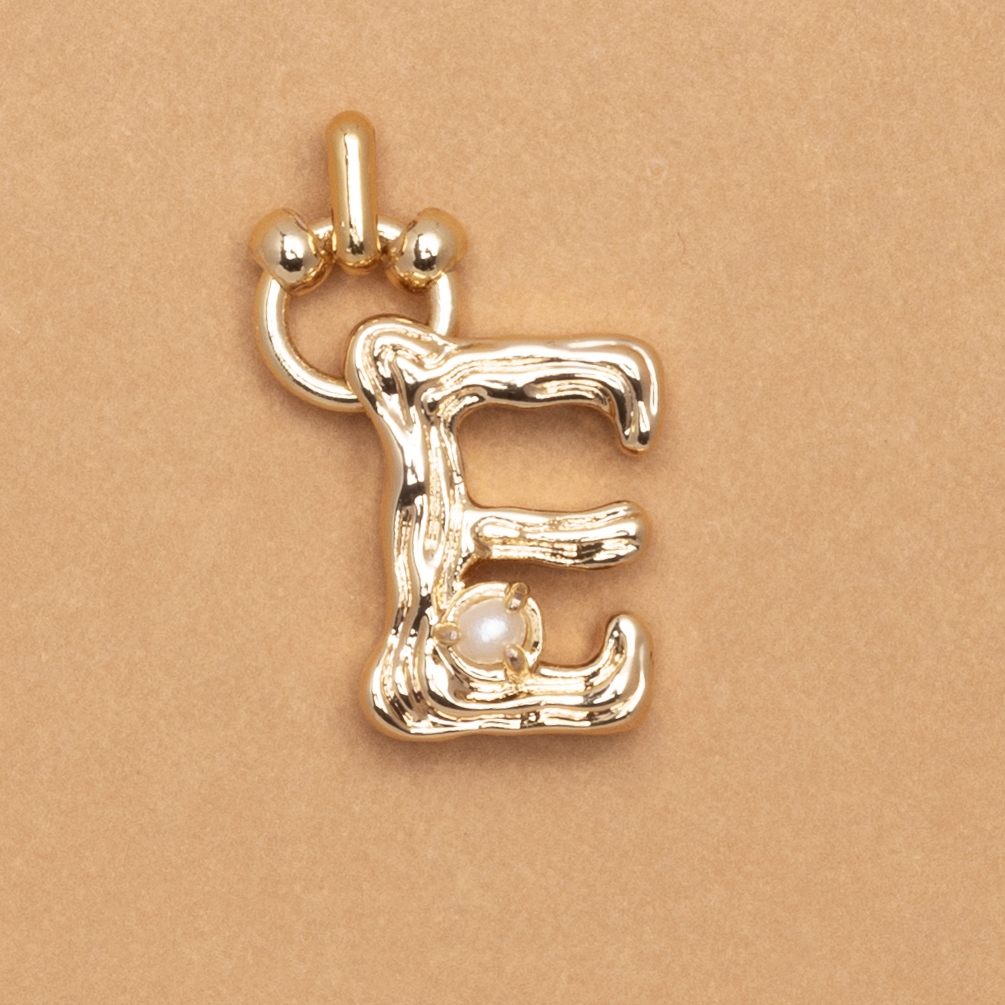 CHARM ALPHABET AND PEARL "E" (SMALL SIZE) -จี้ตัวอัษร E