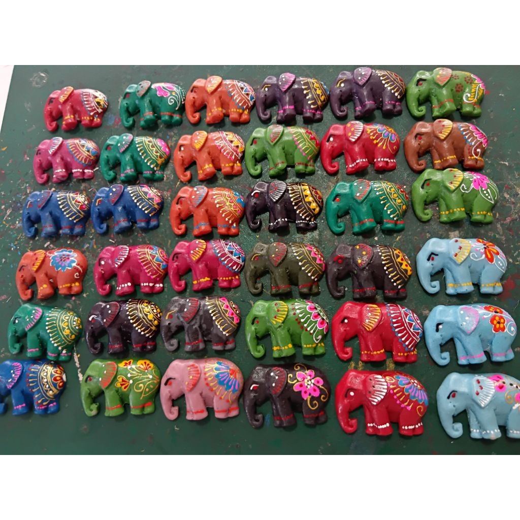แม่เหล็กเรซิ่นเพ้นลายตัวเล็กขนาด3×5ซม.เขียนThailand(หลายหลายชิ้นขอคละสีให้ค่ะ)
