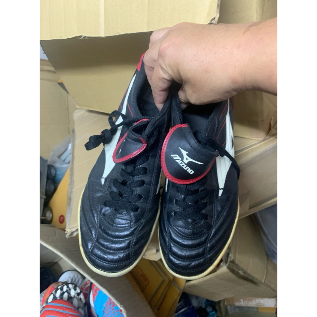 รองเท้าฟุตบอลมือสอง ร้อยปุ่ม Mizuno ขนาด250สภาพดีไม่ปริไม่เปิดปุ่มยังหนา