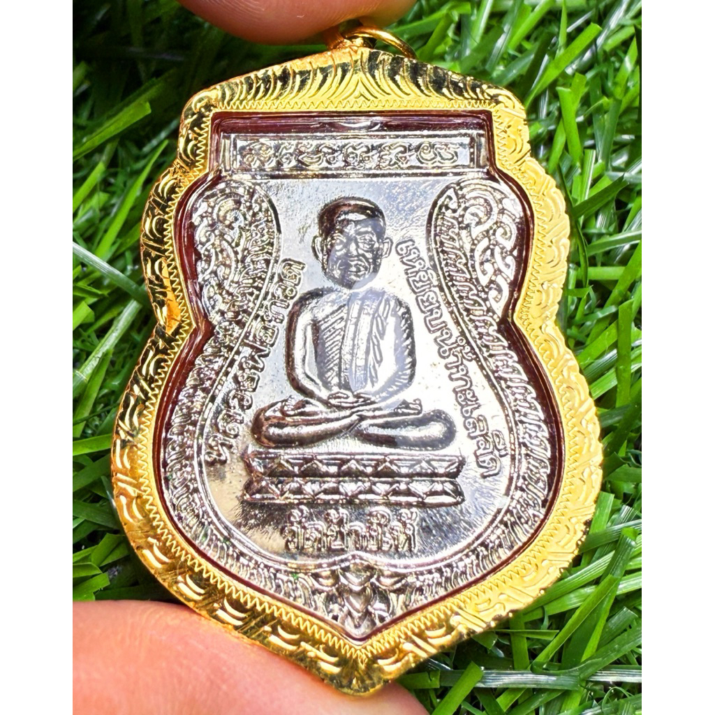 เหรียญเสมาหลวงปู่ทวดวัดช้างไห้รุ่น ใต้ร่มเย็นปี 26 บล็อปกษาปหูสองขีดนิยม เลี่ยมทองคำแท้สุดยอดประสบกา