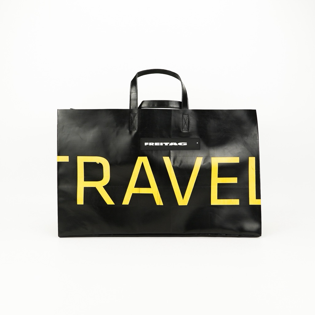 FREITAG F260 MIAMI WIDE  ผ้าใบดำ ด้านหน้าสกรีน TRAVEL สีเหลืองแต่ตกตัว TL นิดหน่อยดูเรียบๆ คลีนๆ