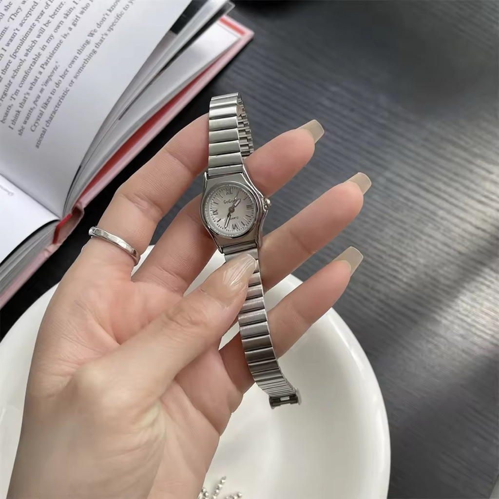 นาฬิกาข้อมือสตรีสไตล์วินเทจฝรั่งเศสขนาดเล็ก นาฬิกา Quartz แบบเรียบง่าย แบบลำลอง สายหนัง กลไก Quartz นาฬิกาข้อมือสตรี