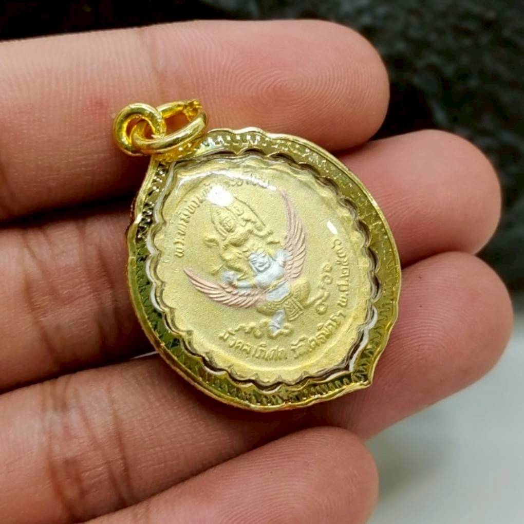 เหรียญพระนารายณ์ทรงครุฑมังคลาภิเษก วัดไตรมิตร ทองสามกษัตริย์ เลี่ยมทองไมครอนกันน้ำ"พระบ้านรวมๆสวยๆวัดใจ"