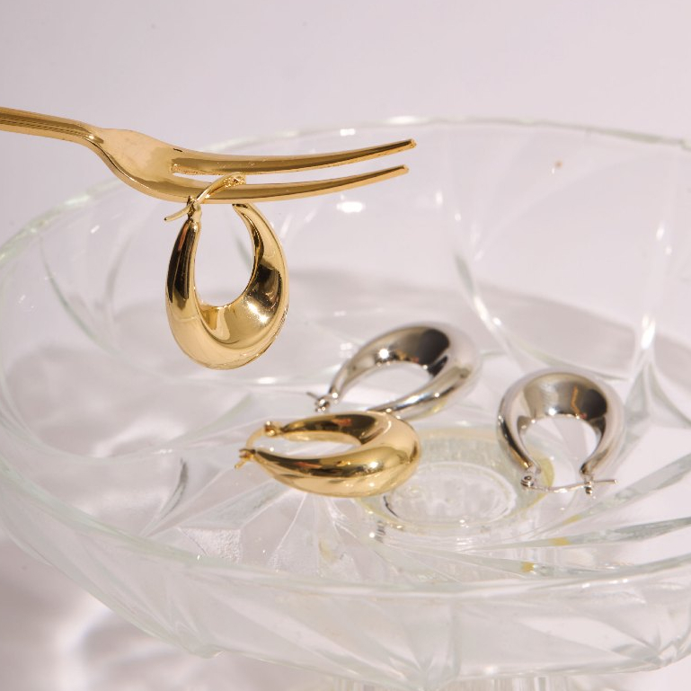 earika.earrings - oval drop hoop ต่างหูห่วงทรงโค้ง อันใหญ่ ชุบทองคำขาว/ทอง เหมาะสำหรับคนแพ้ง่าย